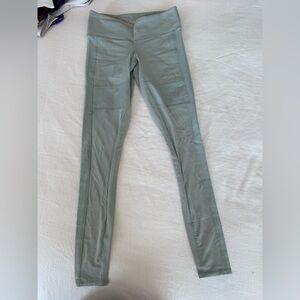 ALO yoga mid rise mesh insert Sage Green Leggings size XS